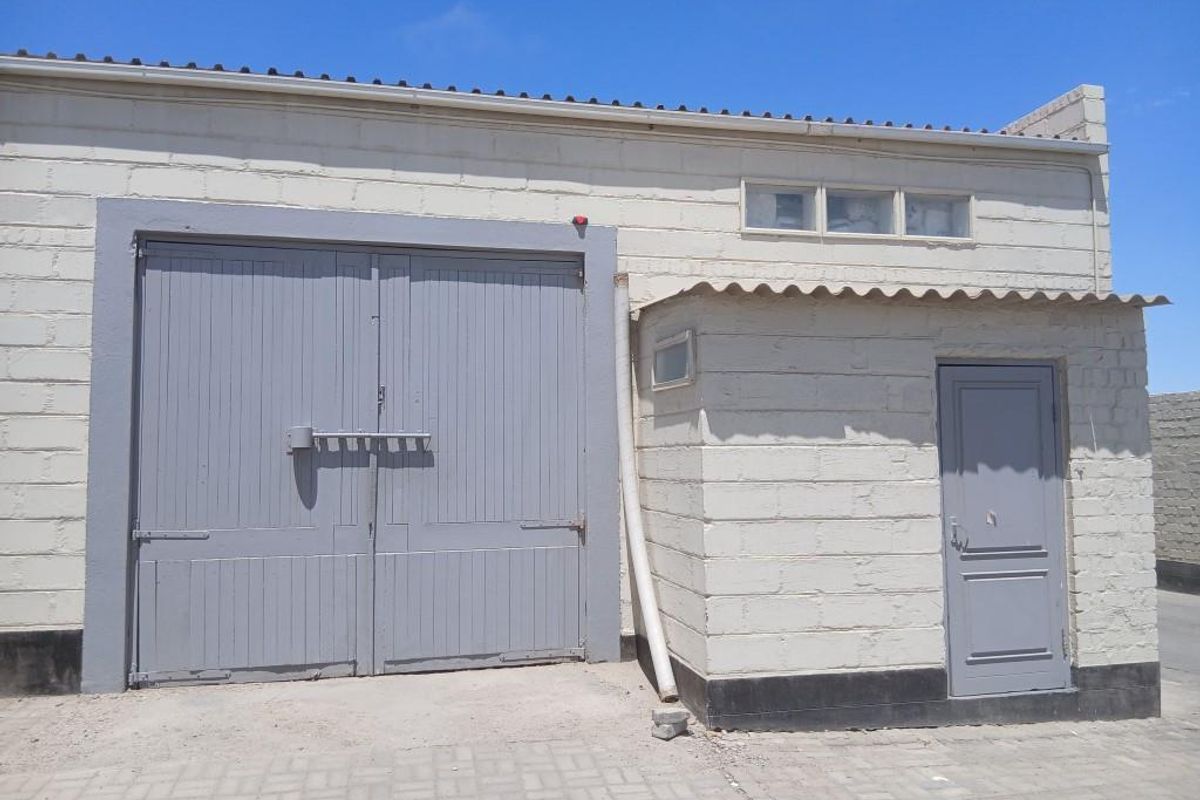 "Skaars soos Hoendertande" - Warehouse Swakop Industrial Area - Photo 2