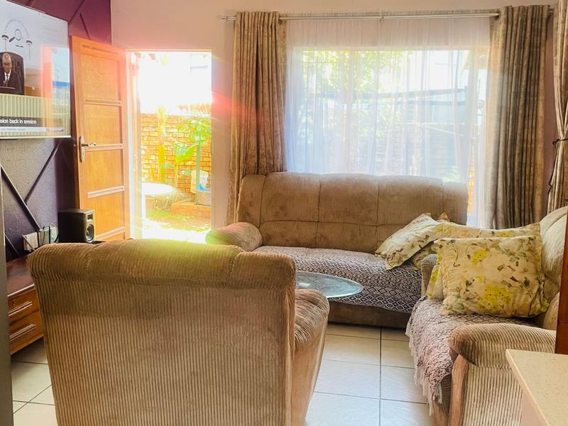 Simplex Townhouse For Sale - Photo 9