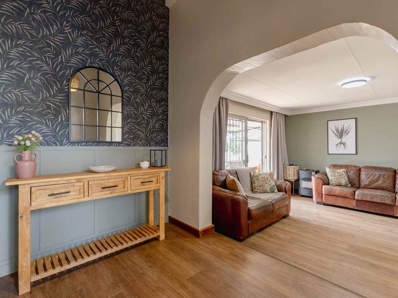 Picture-Perfect Garsfontein Duet with Style, Warmth and Beautiful Finishes - Photo 4