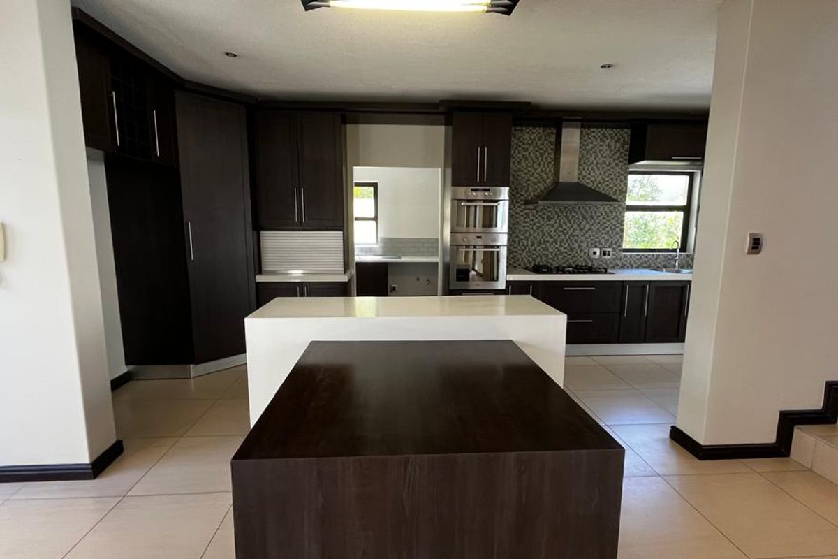 Exclusive Townhouse For Sale - Photo 3