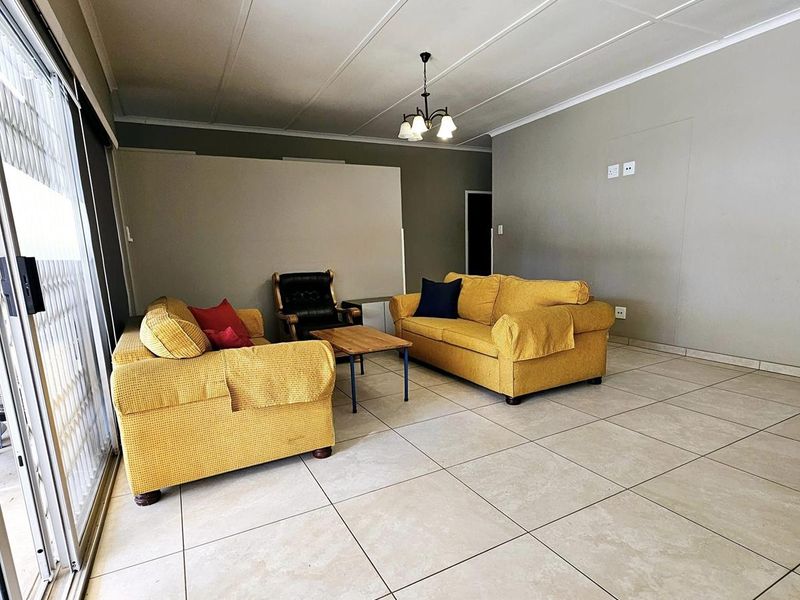 8 Bedroom House For Sale in Pionierspark - Photo 4