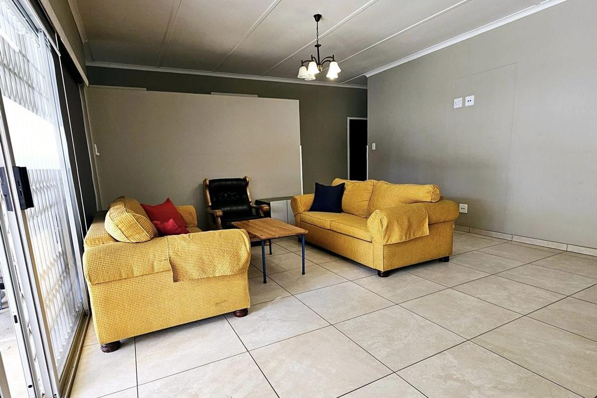 8 Bedroom House For Sale in Pionierspark - Photo 4