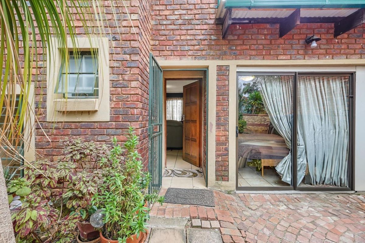 Contemporary 2-Bedroom Duplex in Sought-After Security Complex - Photo 2