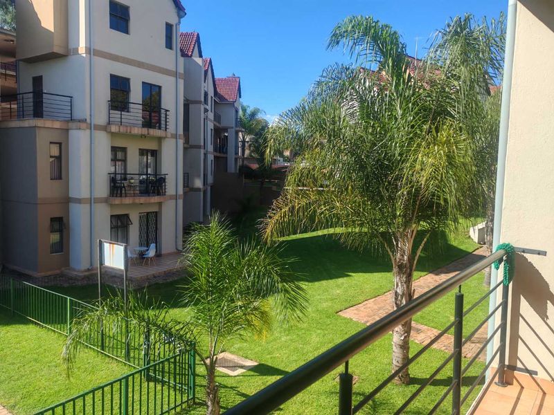 EXCLUSIVE MANDATE -SPACIOUS APARTMENT OVERLOOKING THE GOLF COURSE - Photo 3