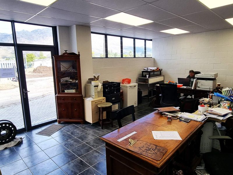 Spacious Refurbished Warehouse in Retreat - Photo 7