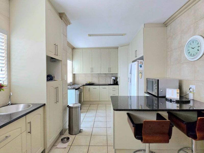 Stunning Double-Storey Home in Kleinbaai with Golf Course, Sea, and Mountain Views - Photo 5