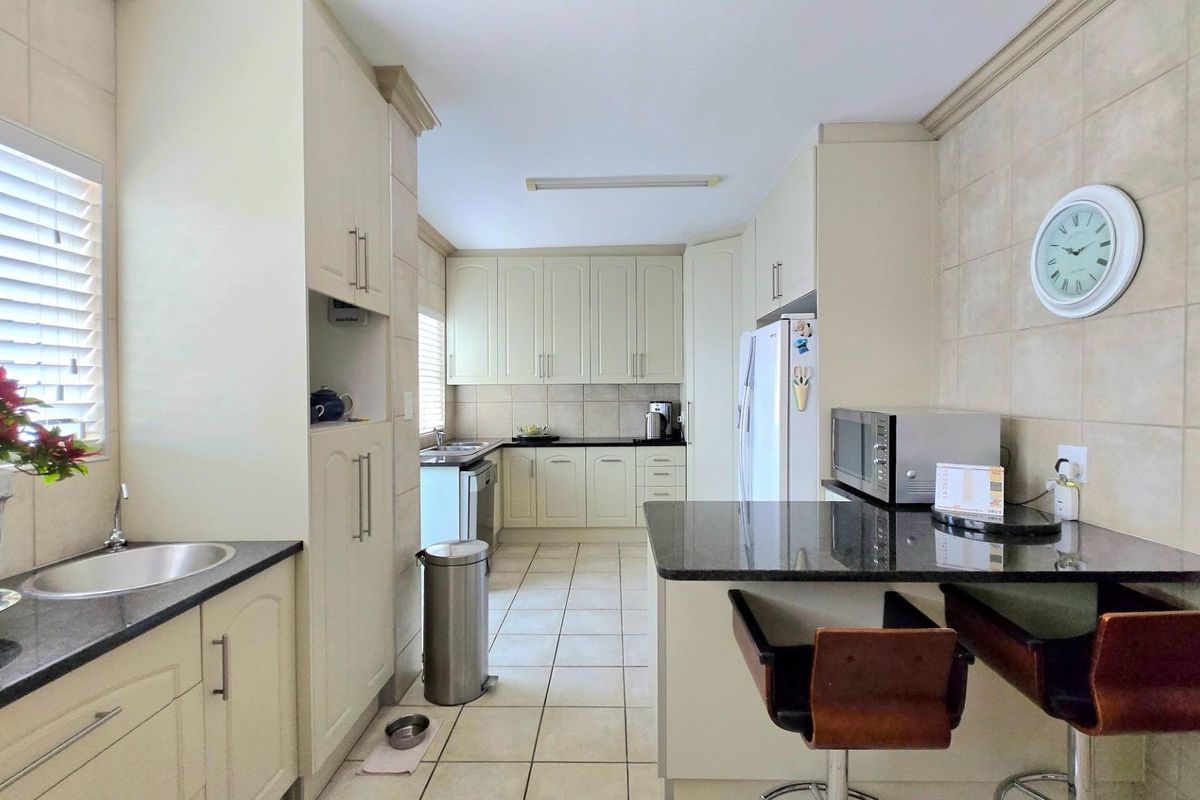 Stunning Double-Storey Home in Kleinbaai with Golf Course, Sea, and Mountain Views - Photo 5