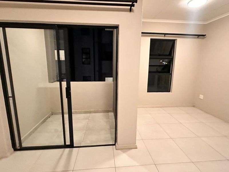 Stylish Midrand 1-Bed: Secure & Convenient - Photo 10