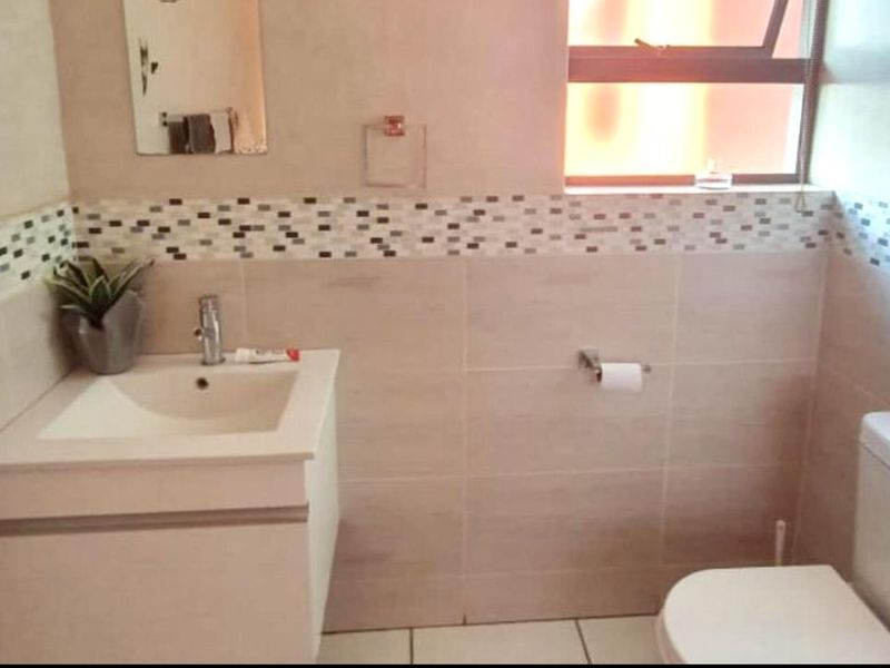 Secure & Stylish in Bendor's Finest: Double-Storey 3-Bed Townhouse in Prestigious Villa Fuhri – Move-In Ready! - Photo 8