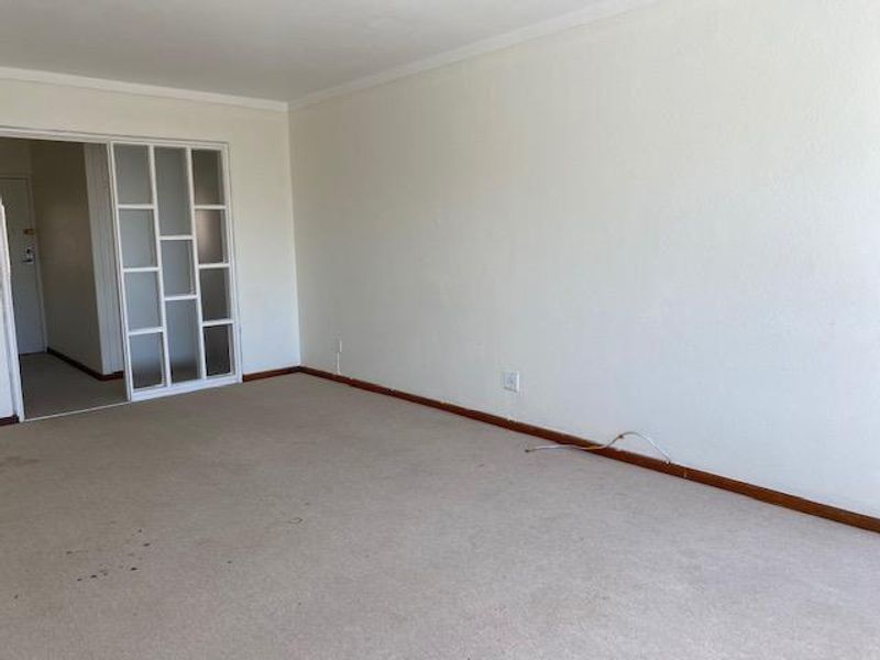 UNFURNISHED 2 Bedroom Apartment in security complex - Photo 3