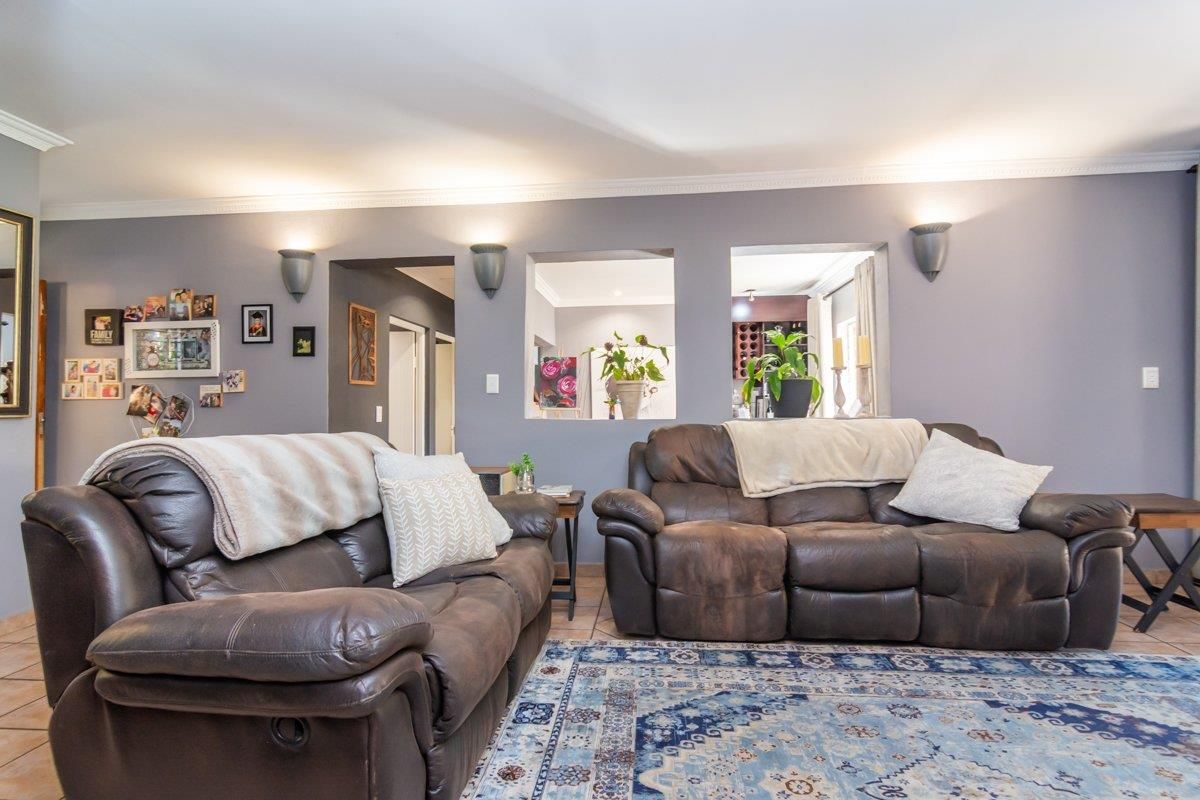 Magnificent entertainer's Paradise in a secure, scenic, and sophisticated complex - Photo 5