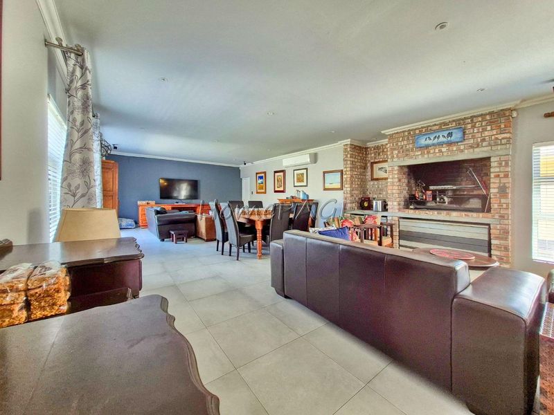 Meersig, Walvis Bay:  5 Bedr home with flat potential and pool is for Sale - Photo 9