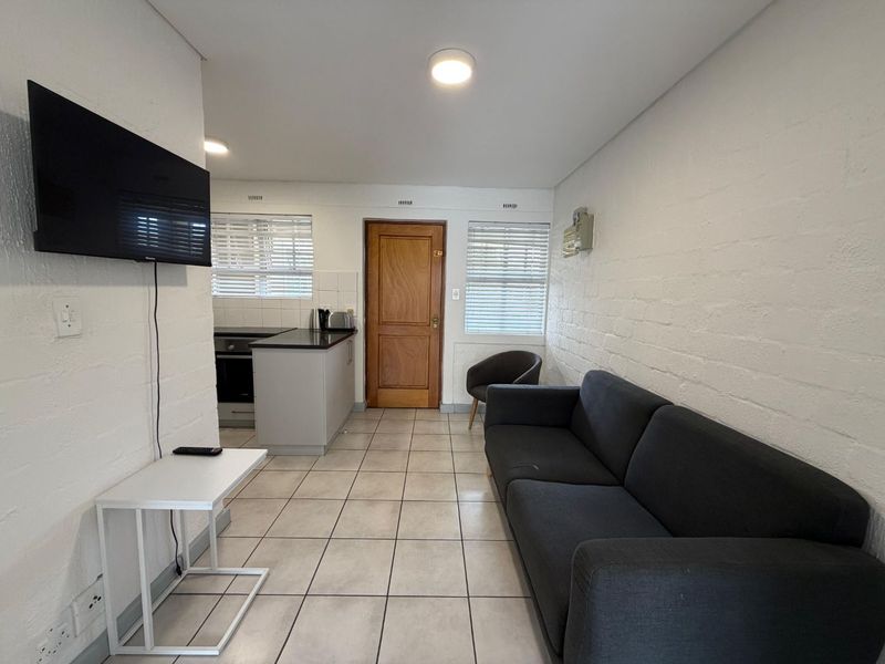 Semi-Furnished Two-Bedroom Rental Close to Stellenbosch University - Photo 3