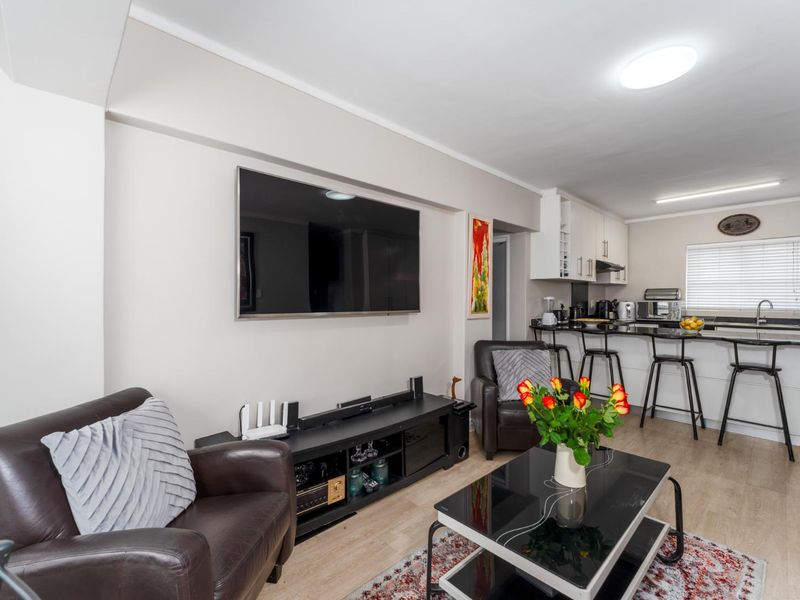BRIGHT, SPACIOUS, MODERN AND CONVENIENT - Photo 2