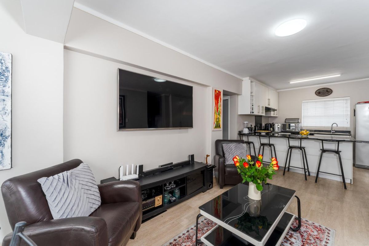 BRIGHT, SPACIOUS, MODERN AND CONVENIENT - Photo 2