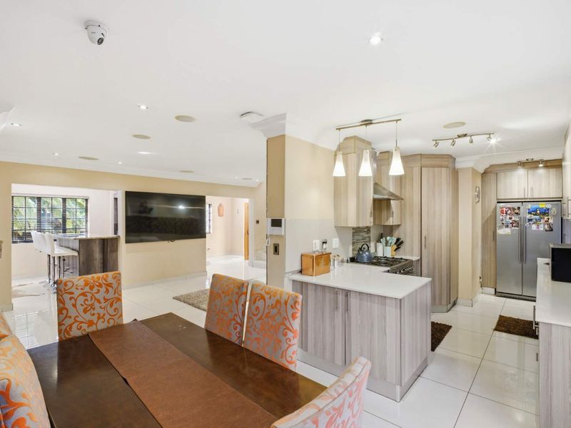 ​Modern Smart Home Masterpiece in Prestigious Lonehill - Photo 6