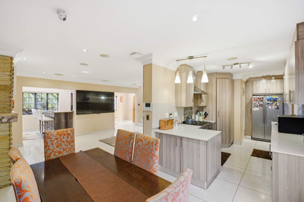 ​Modern Smart Home Masterpiece in Prestigious Lonehill - Photo 5