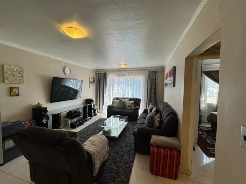 Modern unfurnished 2 bedroom apartment with quality branded fittings - Photo 7