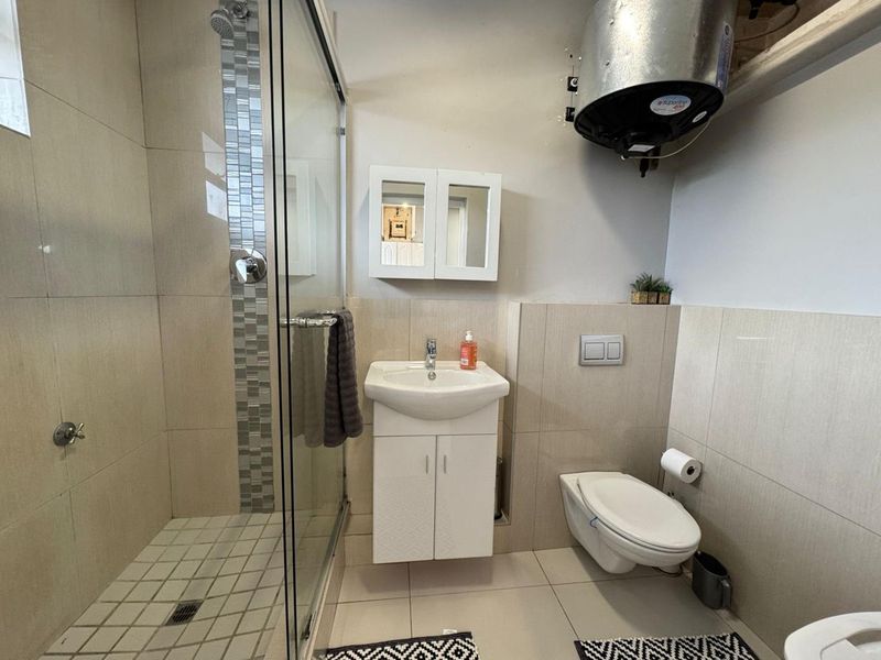 Spacious furnished STUDIO apartment with large shower, street parking - Photo 5