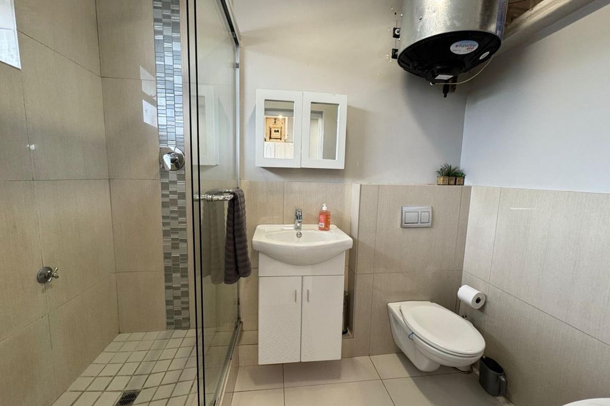 Spacious furnished STUDIO apartment with large shower, street parking - Photo 5