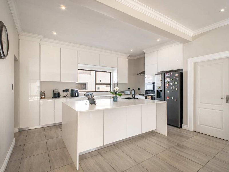 Four Bedroom Family Home in Blue Valley Golf Estate - Photo 5