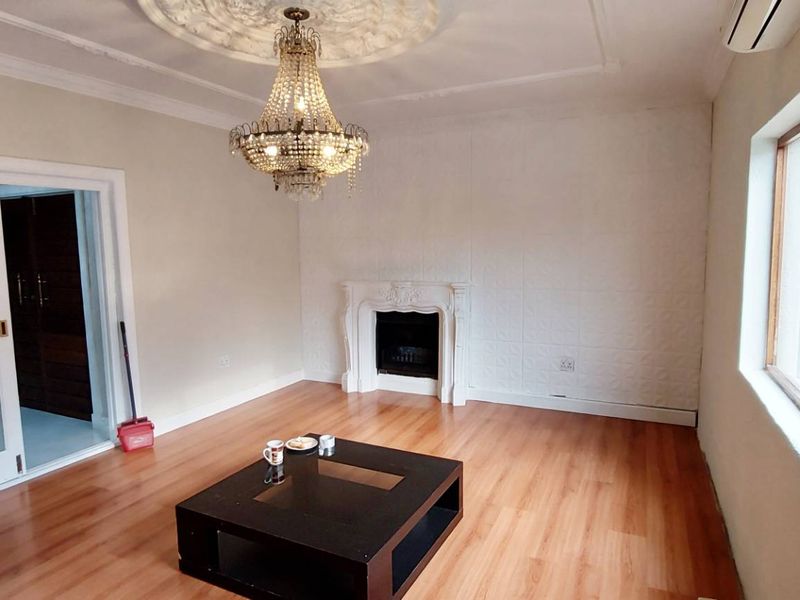 Entertaining and living space for all - Photo 8