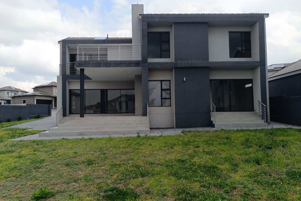 THATCHFIELD SECURITY ESTATE - 5 BEDROOMS - 4.5 BATHROOMS - Photo 3