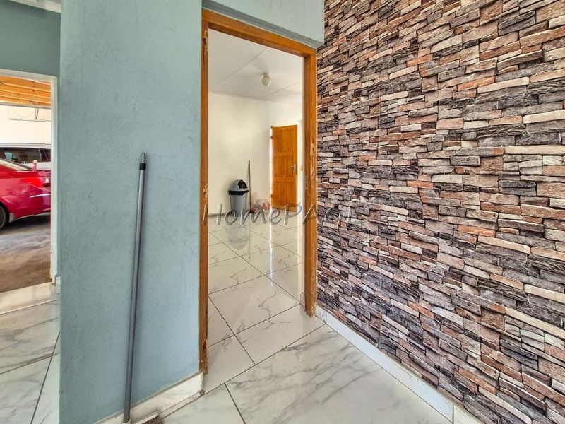 Kuisebmond, Walvis Bay:  3 Bedr Home with 3 Flats is for sale - Photo 6