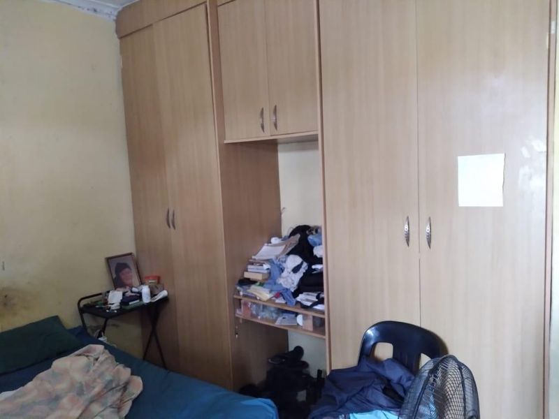 Charming 3-Bedroom House with Full Bathroom, Guest Toilet, Garage, and Pet-Friendly Yard - Photo 9