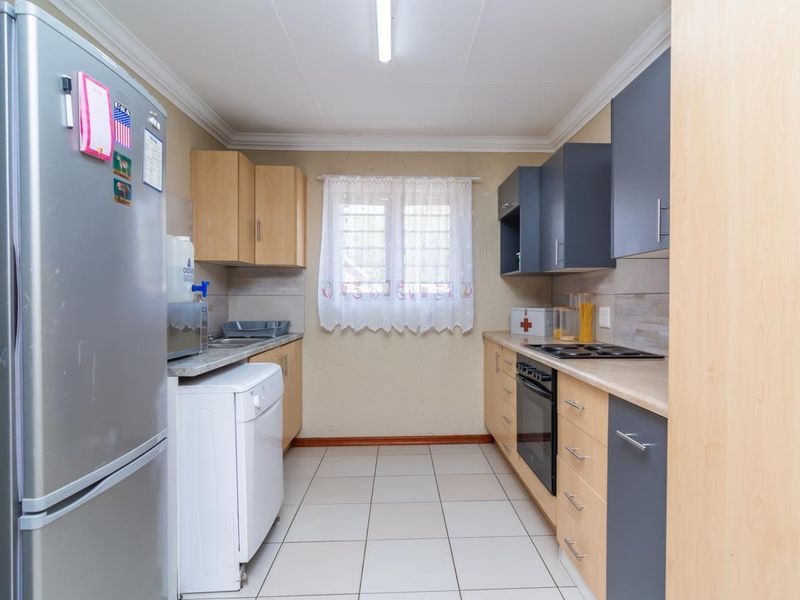 Chic Townhouse Perfect for First-Time Buyers & Downsizers! - Photo 10