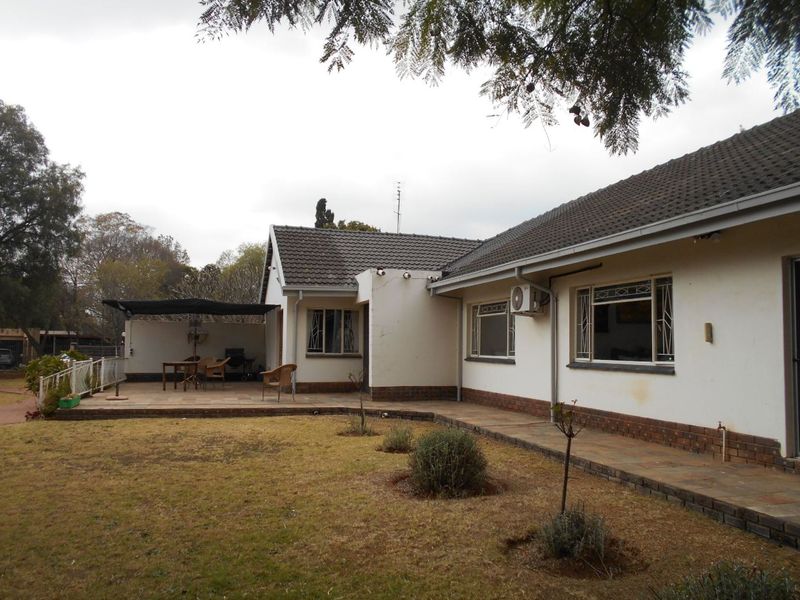 OWN YOUR DREAM WITH THIS LOVELY 4 BEDROOM FAMILY HOME!! - Photo 9