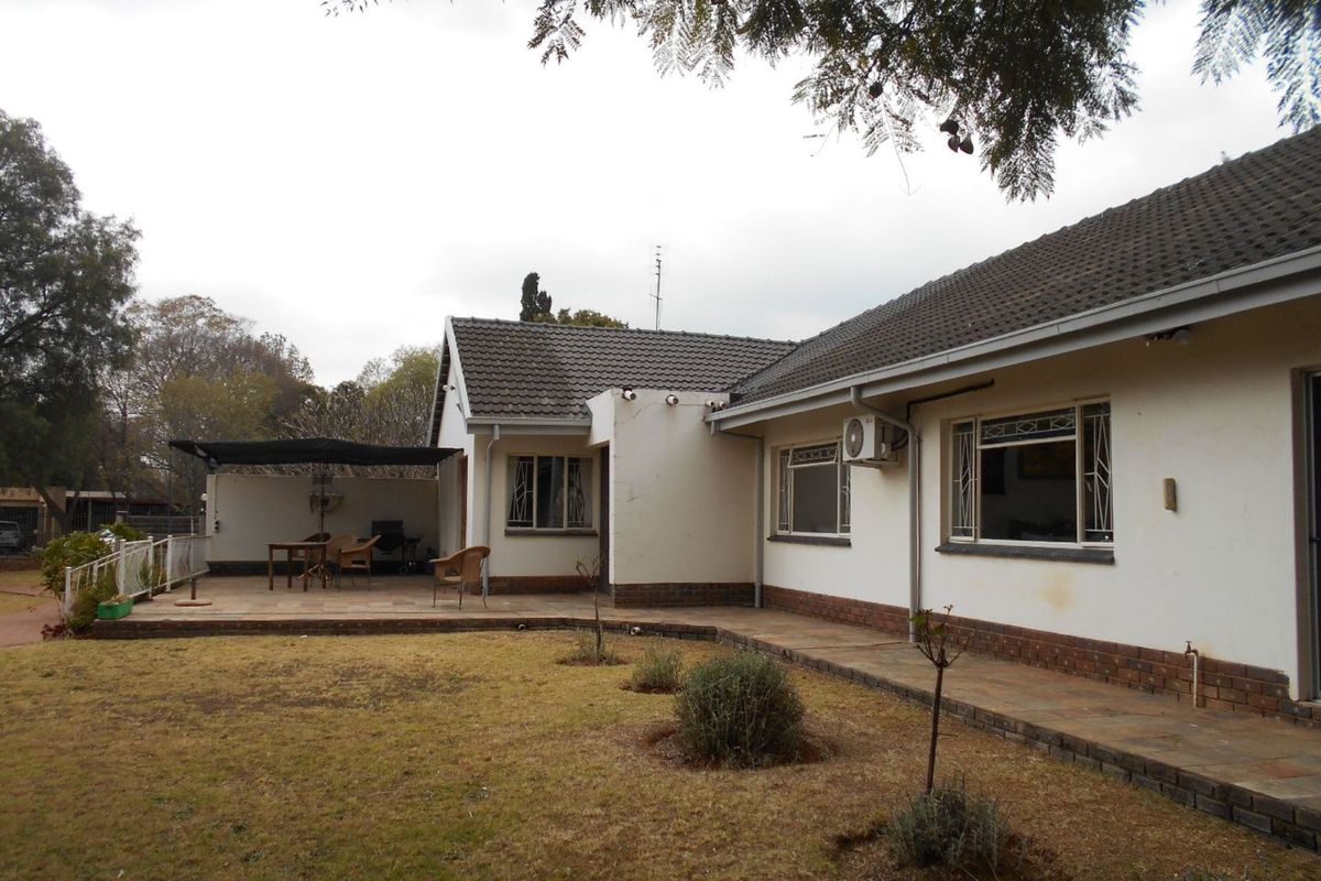 OWN YOUR DREAM WITH THIS LOVELY 4 BEDROOM FAMILY HOME!! - Photo 4