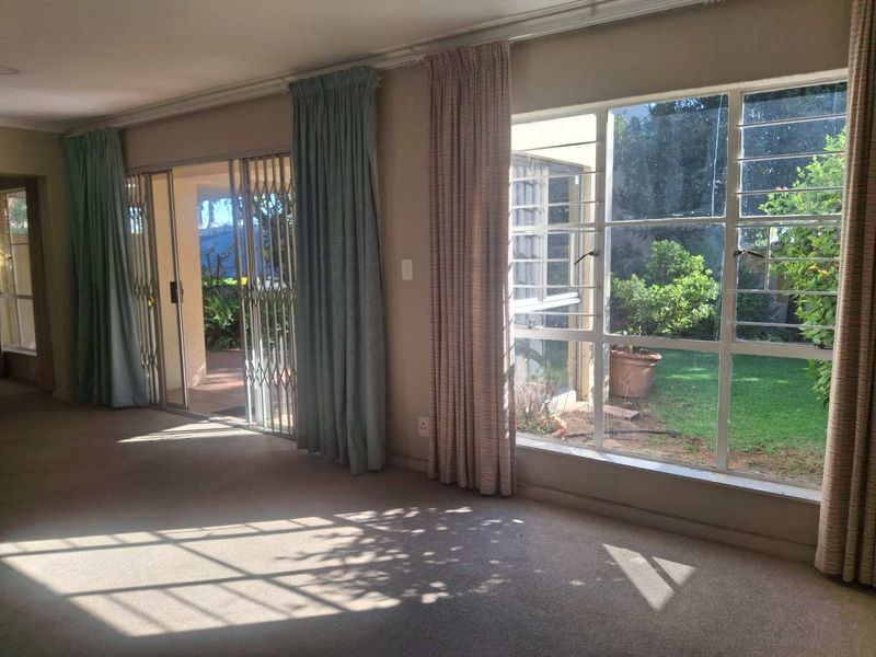A GORGEOUS TWO BEDROOM SIMPLEX - Photo 6