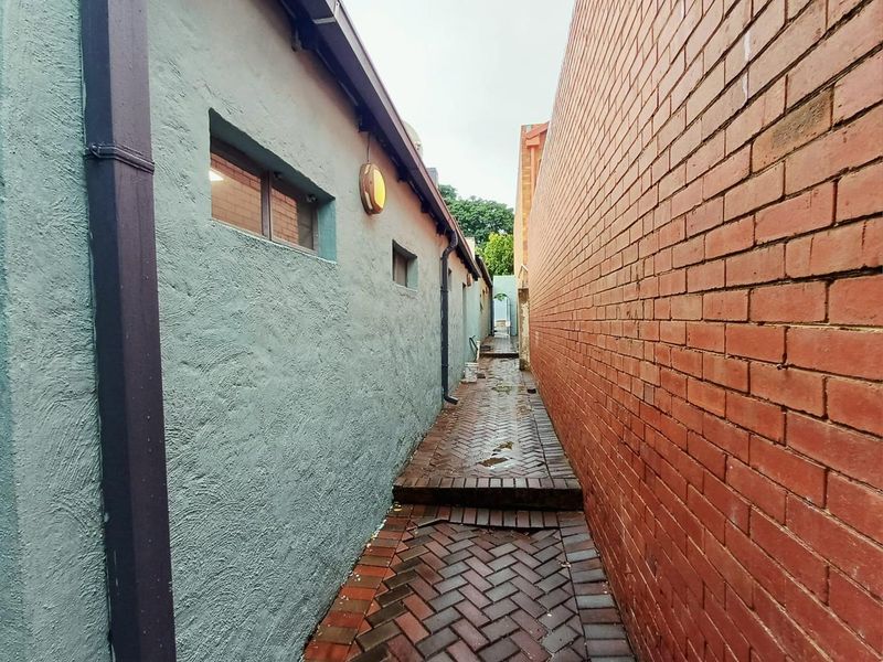 Classic Charm Meets Modern Living – Renovated 1-Bedroom Victory Park Cottage - Photo 2
