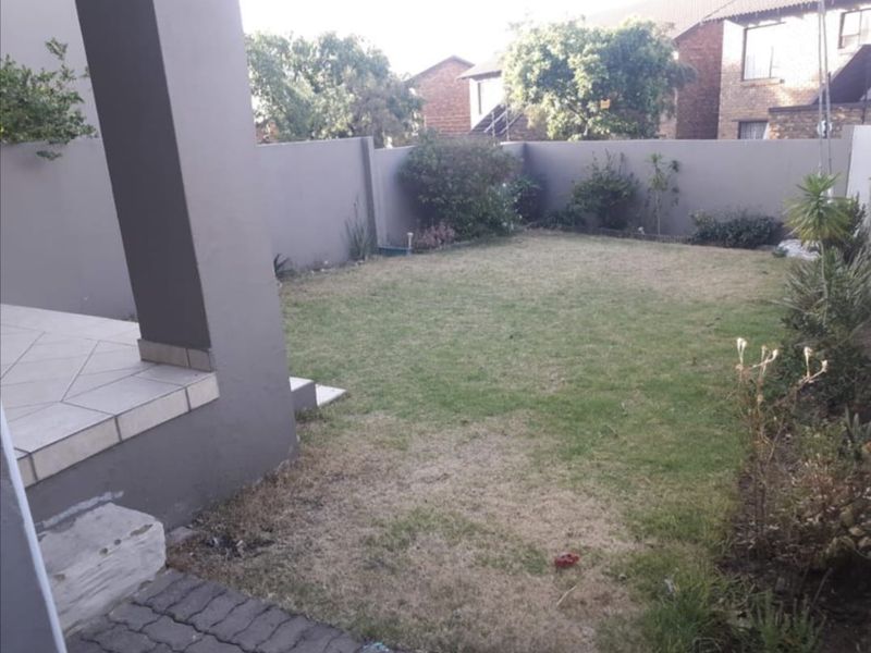 2 Bedroom Duplex Apartment to rent!! - Photo 1