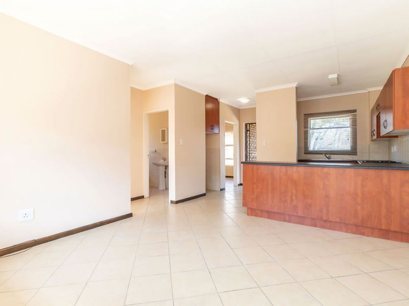 Spacious 2-Bedroom Apartment with Balcony & Amenities to Rent in Honeypark - Photo 5