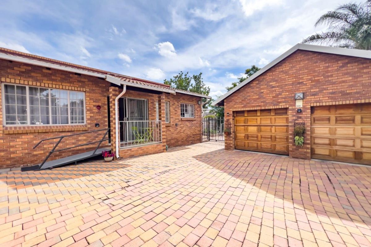 HOUSE WITH SEPARATE FLAT IN MINT CONDITION - Photo 2