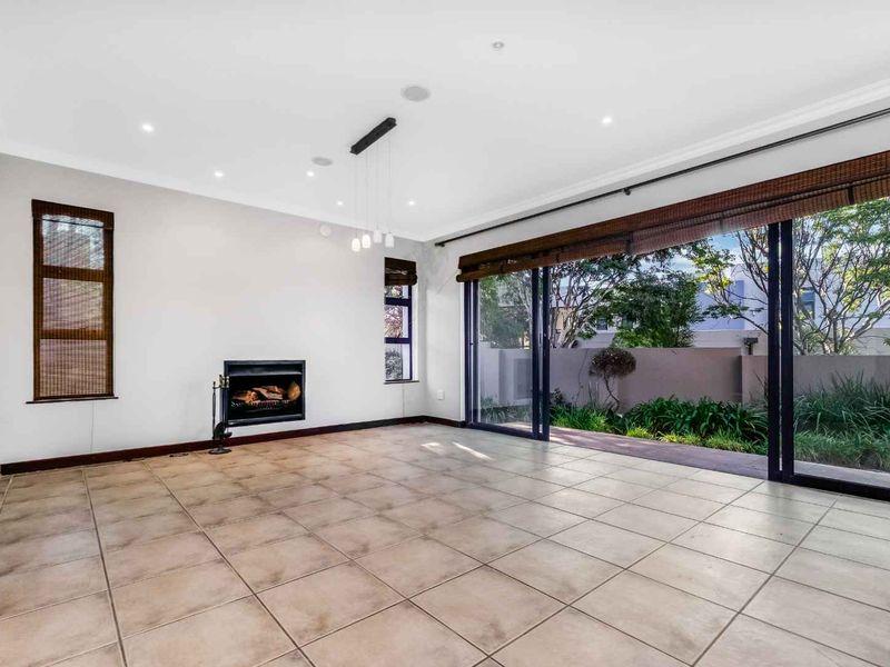 THE PERFECT PRIVATE ENTERTAINER HOME, DESIGNED FOR COMFORTABLE FAMILY LIVING - Photo 4