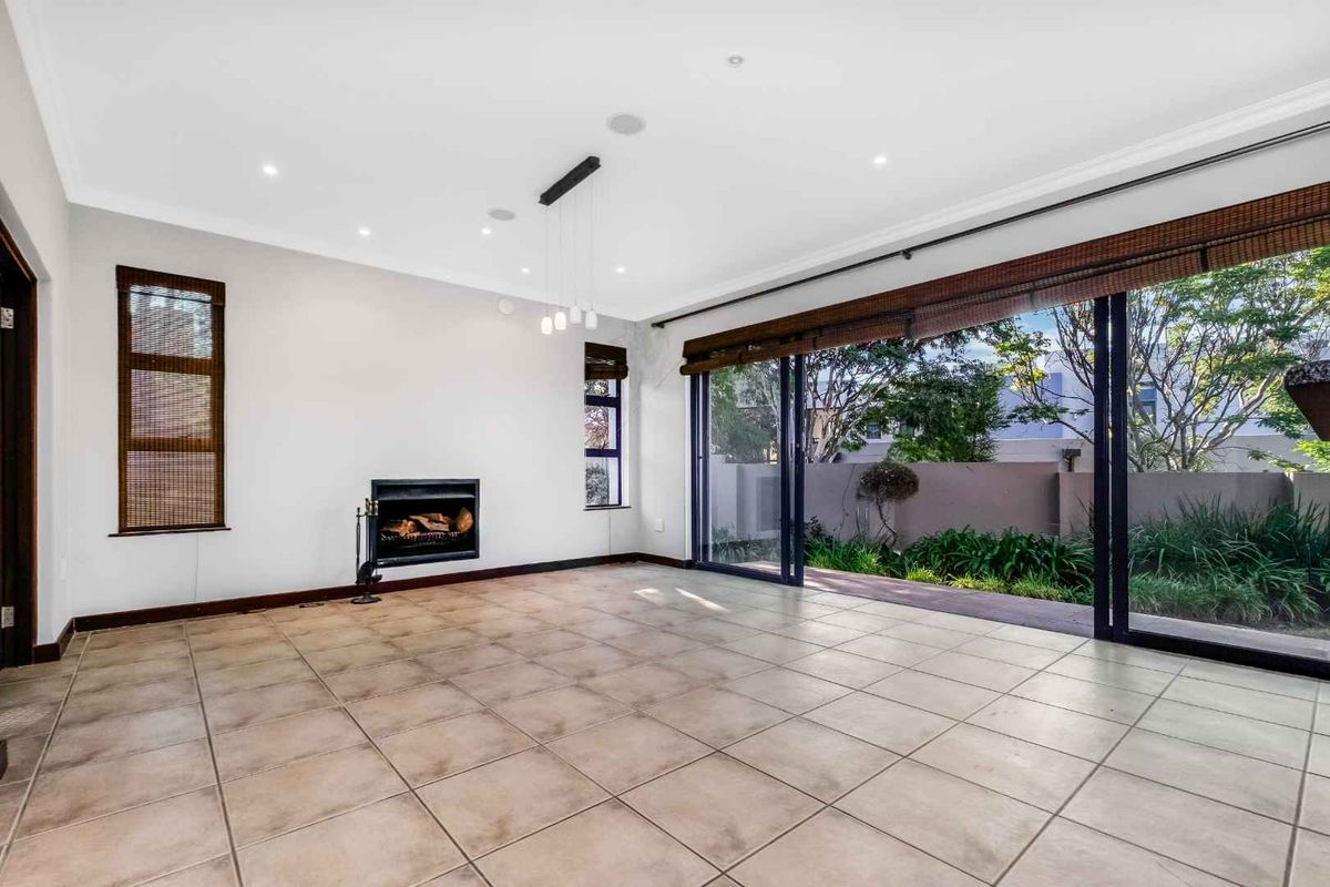 THE PERFECT PRIVATE ENTERTAINER HOME, DESIGNED FOR COMFORTABLE FAMILY LIVING - Photo 4