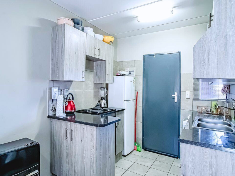 Stylish Modern Apartment for Sale in Oxford Heights Security Complex - Photo 2