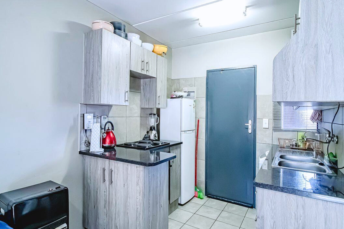 Stylish Modern Apartment for Sale in Oxford Heights Security Complex - Photo 2