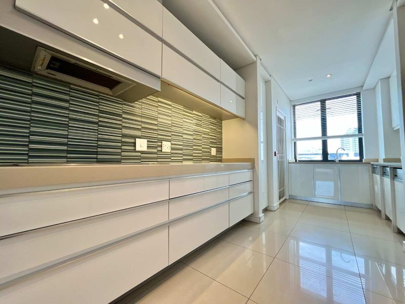 Luxurious 2-Bedroom Apartment with Double Garage at The Emperor, Sandton - Photo 6