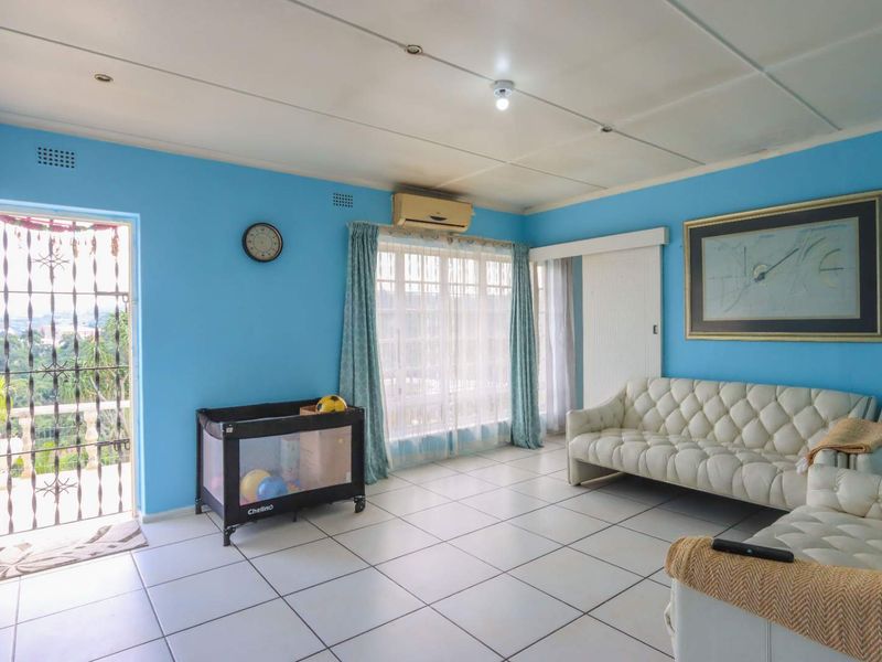 Spacious 3-Bedroom Family Home with Three Outbuildings - Photo 3