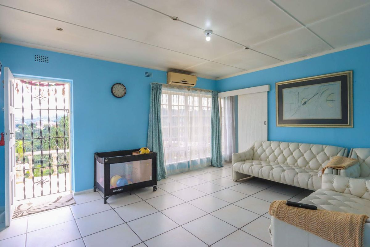 Spacious 3-Bedroom Family Home with Three Outbuildings - Photo 3