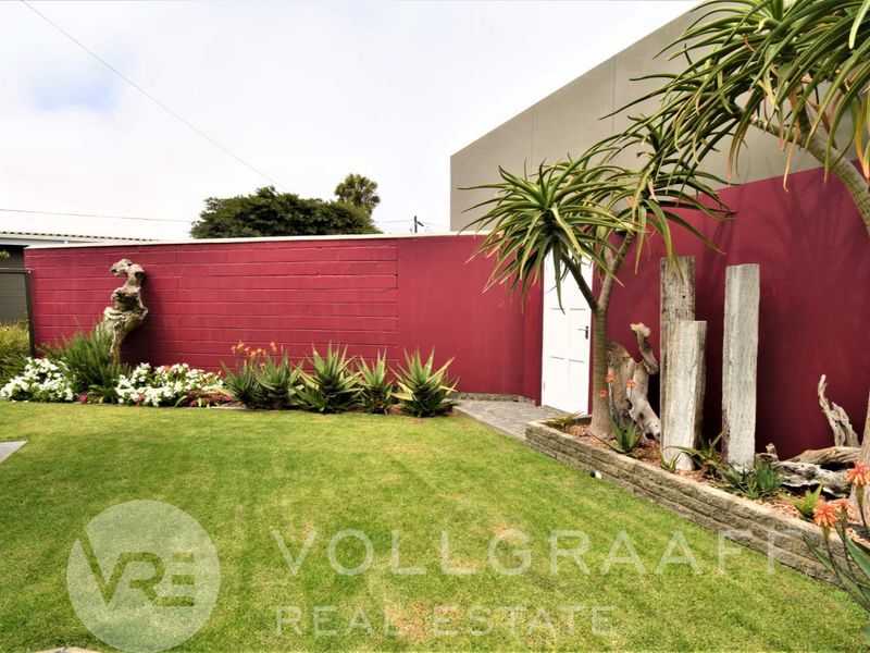 Investor’s dream: Stylish home plus 3 beautiful income-generating flatlets in CBD, Swakopmund - Photo 4