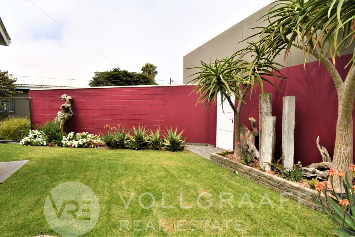 Investor’s dream: Stylish home plus 3 beautiful income-generating flatlets in CBD, Swakopmund - Photo 4