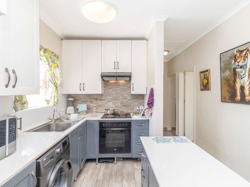 Charming two bedroom apartment in sought after suburb. - Photo 3