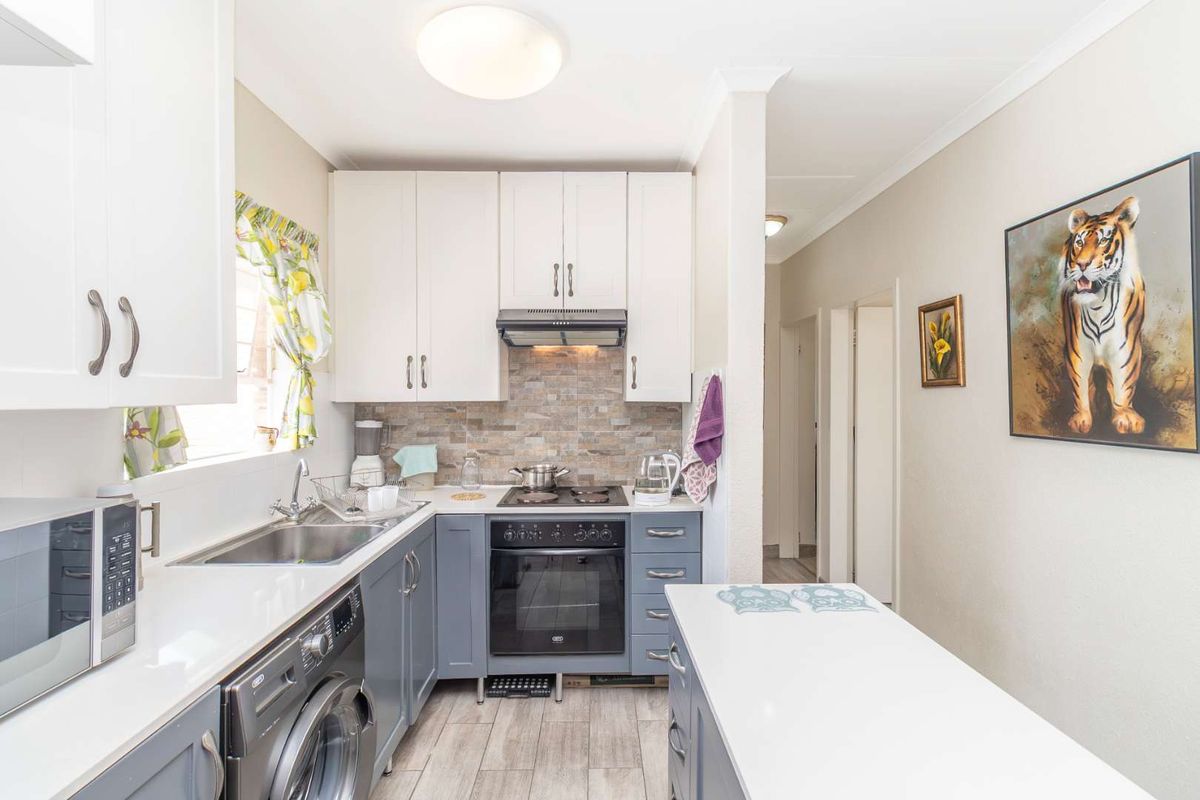 Charming two bedroom apartment in sought after suburb. - Photo 3