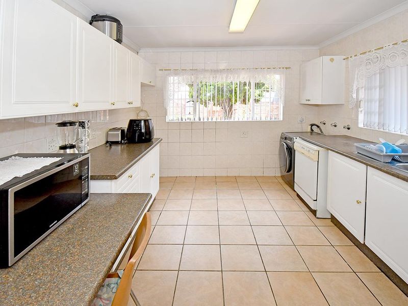 Family Home with Granny Flat - Photo 8