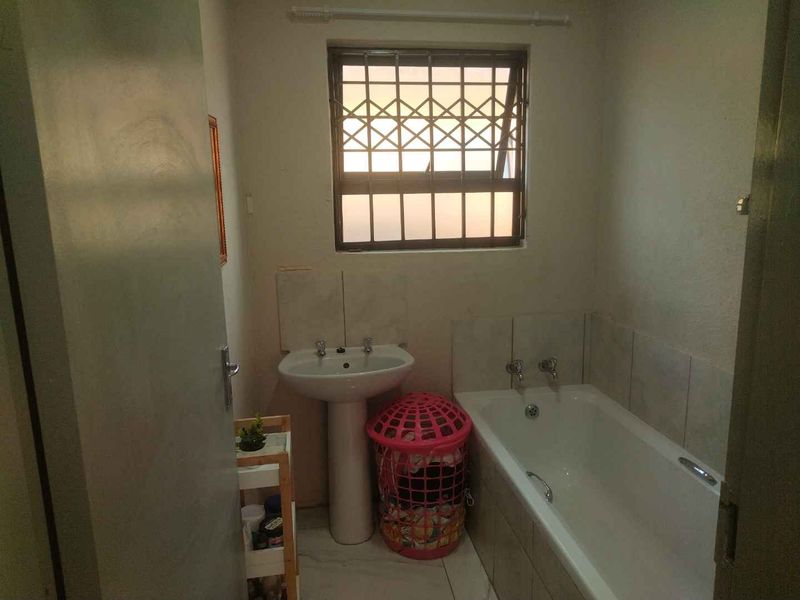 3 bedrooms house for sale in Soshanguve VV - Photo 10